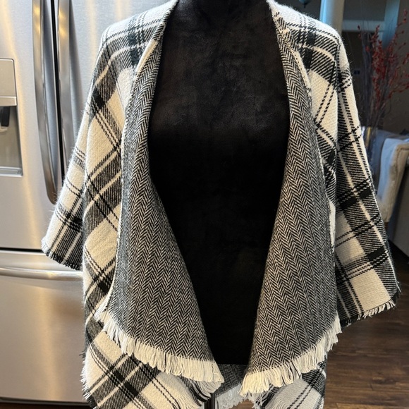 Cracker Barrel Black and White Plaid Cape - Picture 5 of 5
